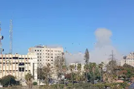 以军空袭加沙城两所医院 已致7人死亡图片