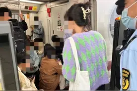 被反复提醒后，上海地铁“板凳族”少了，“坐地族”来了！职场人，通勤很累，但安全更重要图片