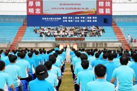常德技师学院举行2024年五四表彰大会暨新团员入团仪式图片