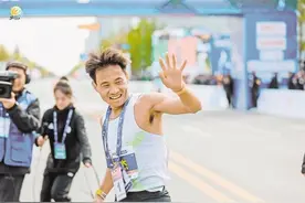 2小时14分40秒 何杰夺得大连马拉松冠军图片