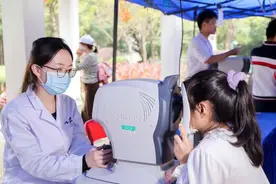 寒假来临，专家建议青少年每天至少户外活动40分钟防近视图片