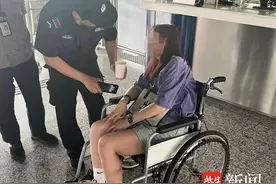 乘客地铁站内晕倒  巡逻警力紧急救助图片