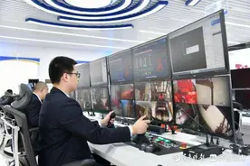 80余大船齐聚三千多职工奋战！山东港口青岛港“五一”生产红火图片