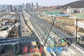 济南轨交8号线高架段车站顶部钢结构主体吊装全面展开图片