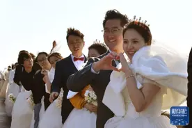 山东青岛：百年栈桥见证百对新人集体婚礼图片