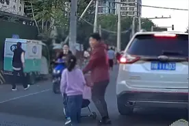老人牵孩子过马路没看到车，司机鸣笛提醒视频封面