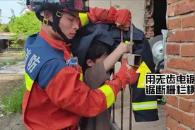 金属栅栏扎穿男孩胳膊 消防员紧急施救图片