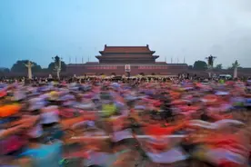 关注 | 2024北京马拉松三万人开跑 陈天宇刘敏分获国内组男女冠军图片