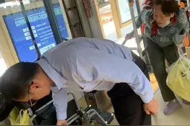 老人坐轮椅搭乘公交，中山公交驾驶员弯腰相助暖人心图片