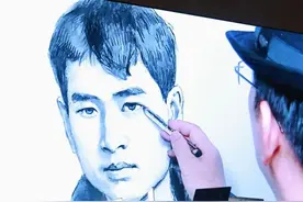 高校博士生导师进校，提升师生美术素养图片