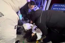 女生公交站台晕倒，周围乘客纷纷帮忙，热心男士不假思索将她扶起图片