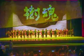 九艺节｜话剧《树魂》精彩上演 唱响“大地之歌”图片