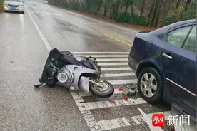 男子边骑行电动车边看视频，一抬头追尾前方小轿车图片
