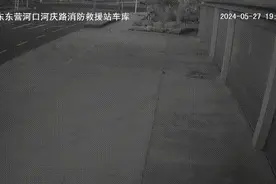 最快救援！消防站门口突发车祸 正在训练的消防员“秒”出警图片