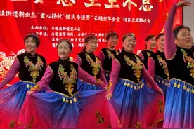 海淀区马连洼街道：外卖小哥为顺社区老人撑起“爱心拐杖”图片