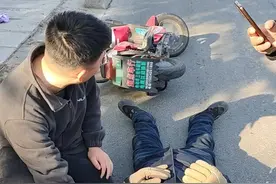 青岛故事丨男子摔下车昏迷，父子俩路过紧急救援图片