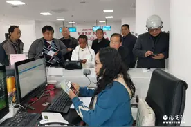 洛南：小卡片托起大民生图片