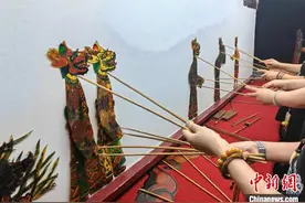 一方幕布映年味 浙江“皮影五代”再现“古老动画”图片