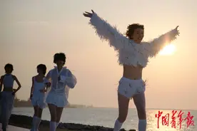 消博会时装秀：模特在海边落日中演绎“少年感”图片