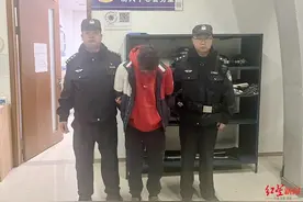 男子在九寨沟争抢拍照位辱骂威胁游客 警方：系景区内居民以拍照租衣为业，行拘！图片