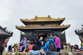 雨中游武当，游客惊叹仙境之美图片
