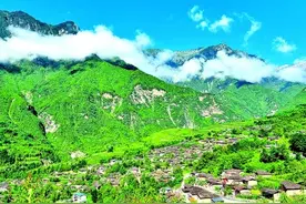 四川九寨沟县千户藏寨：雪峰彩林间的高原秘境图片