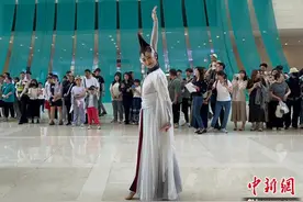 舞蹈《瑞鹤图》“闪现”辽博 跨界融合让国宝“活起来”图片