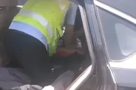 老人高速上突发疾病昏厥，江山收费站黄金救援300秒图片