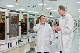 半两财经 ｜苹果COO杰夫在柔性产线打印了一支笔：点赞中国供应链智能制造图片