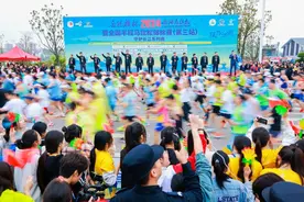 12800位跑者齐聚最美长江岸线，2024岳阳马拉松开跑图片