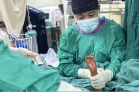 给“蝴蝶宝贝”做手术，华西医生用身体给患儿导电图片