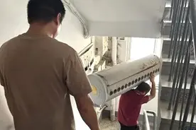 芝罘区福泰社区拆除废弃太阳能热水器 保障居民生命财产安全图片