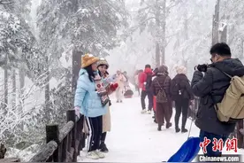 （新春走基层）四川洪雅瓦屋山景区持续火爆 未预订勿前往图片