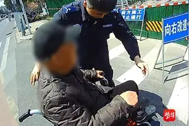电动轮椅突发故障，残疾老人被困路中央，关键时刻……图片