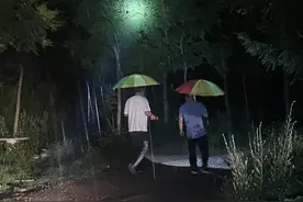 驻村干部守到快天明，雨渐停了才敢合眼图片