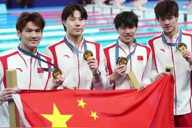 巴黎奥运会｜夺金时刻：中国队获男子4x100米混合泳接力金牌图片
