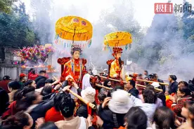 3万余人畅游“三月三”庙会，现场抢彩球祈福热闹非凡图片