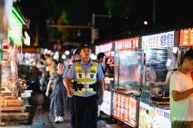 警灯耀明月 夏夜护民安 武汉警方开展夏夜治安巡查宣防第三次集中统一行动图片