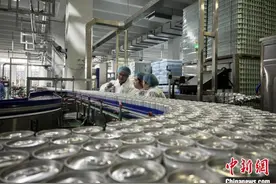 沪产饮用水首次出口港澳地区图片