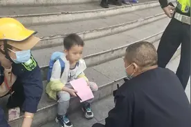 暖心！民警助迷路萌娃回家图片