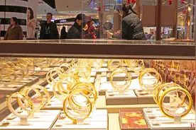 金价下跌！有人凌晨4点排队买老铺黄金，黄金“牛市”要结束了吗？图片