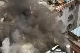突发！云南昆明一小区楼顶火灾浓烟滚滚 目击者称：看到有人带孩子从窗户爬出图片