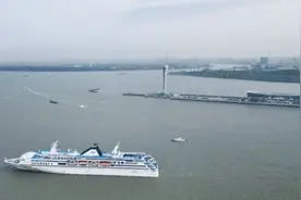 近800名游客今日从上海乘坐邮轮前往济州岛，开启异国风情之旅图片