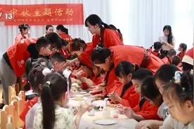打月饼、做花灯、“烧塔”祈福 沉浸式感受中秋民俗独特魅力图片