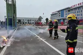 “加特林”烟花点燃温度高达1000摄氏度，消防实验提醒春节烟花燃放安全图片