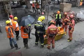 建筑工人触电倒地 消防部门迅速救援图片