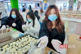 师生包饺子迎冬至，武汉晴川学院校园美食文化节温暖启幕图片