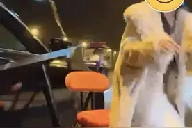 宝马男搭讪正直播的女主播被拒，恼羞成怒撞另一女主播图片