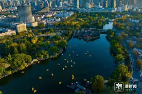泛舟赏景 乐享生活图片