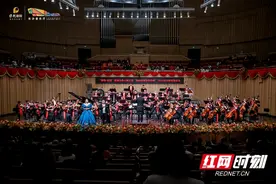 长沙音乐厅内欢喜跨年 乐迷共享盛宴拥抱新年图片